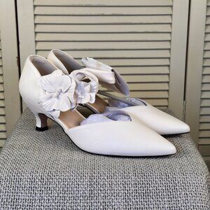 NEW Coutgo Womens Low Kitten Heels Dressy Shoes Closed Toe Flower White Size 9.5
